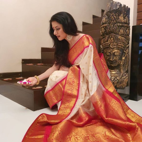 BEAUTIFUL WHITE AND RED SOFT SILK COMBINATION SAREE AND CONTRAST BLOUSE - Picture 2 of 9